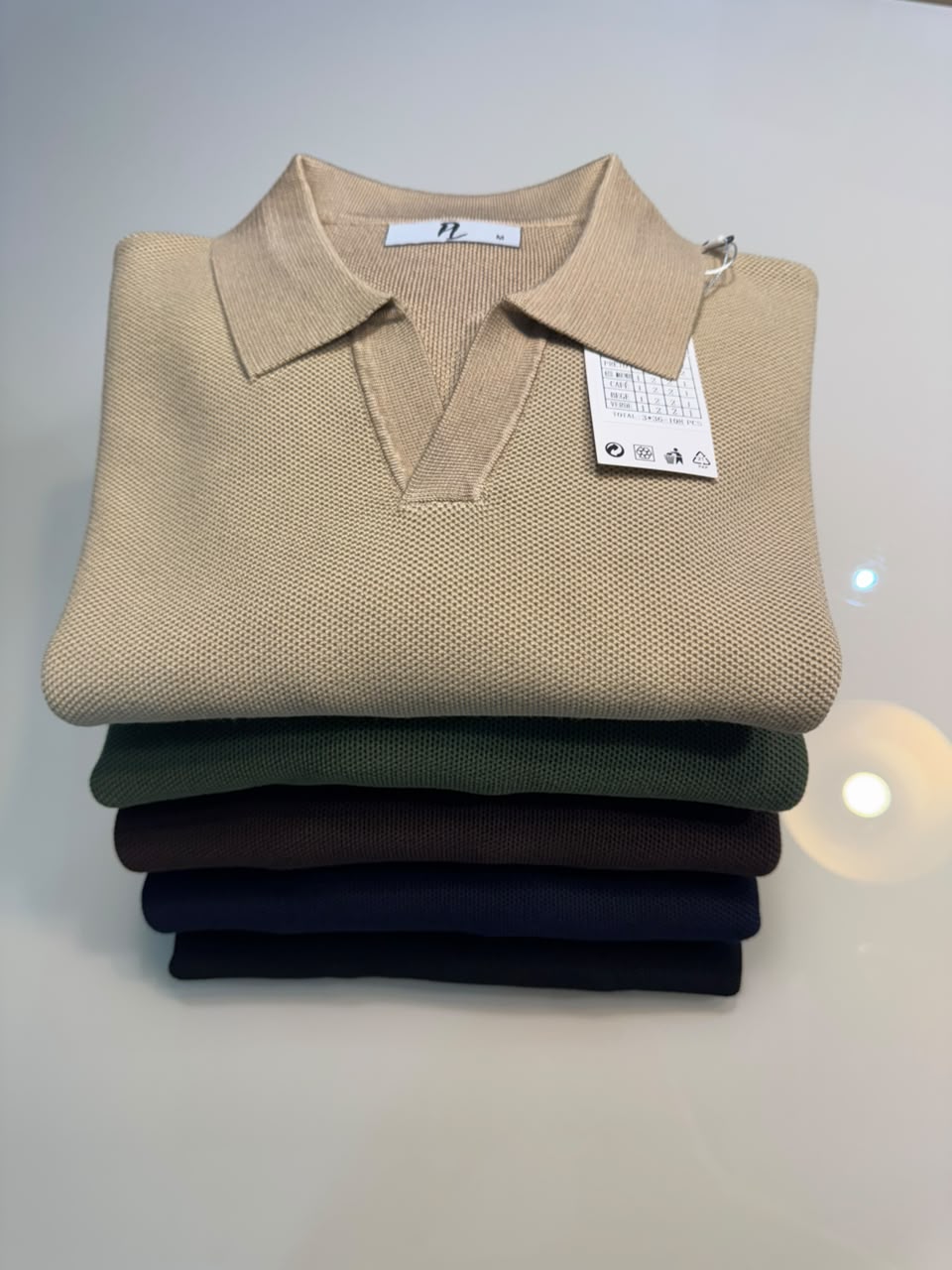 Polo Tricô Bege e grade de cores